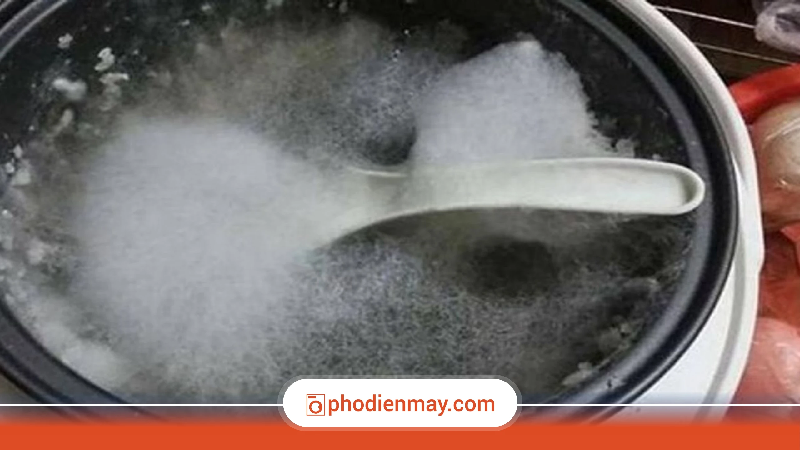 nồi cơm điện bị mốc