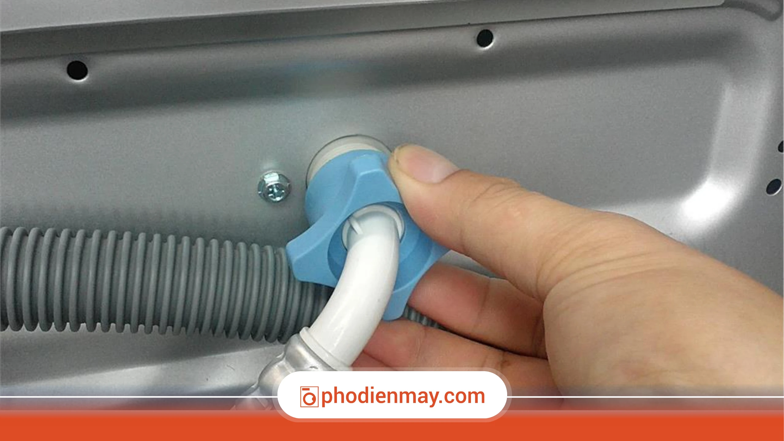 Kết nối nguồn nước và đường xả đúng kỹ thuật