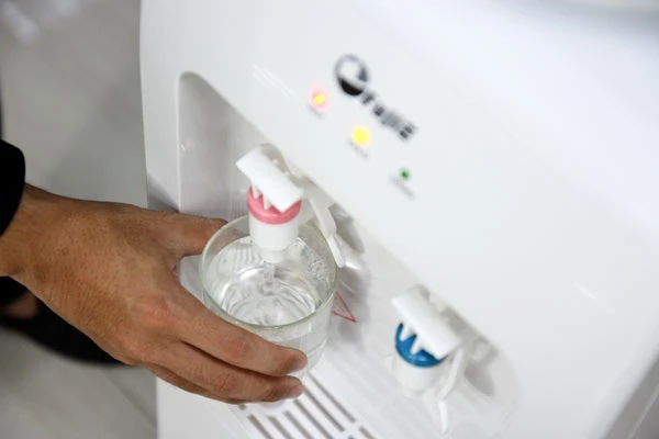 Cây nước nóng lạnh FujiE WD1105E có 2 vòi tiện lợi