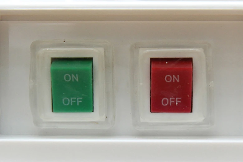 Cây nước Sunhouse SHD9602 có 2 công tắc nóng lạnh riêng