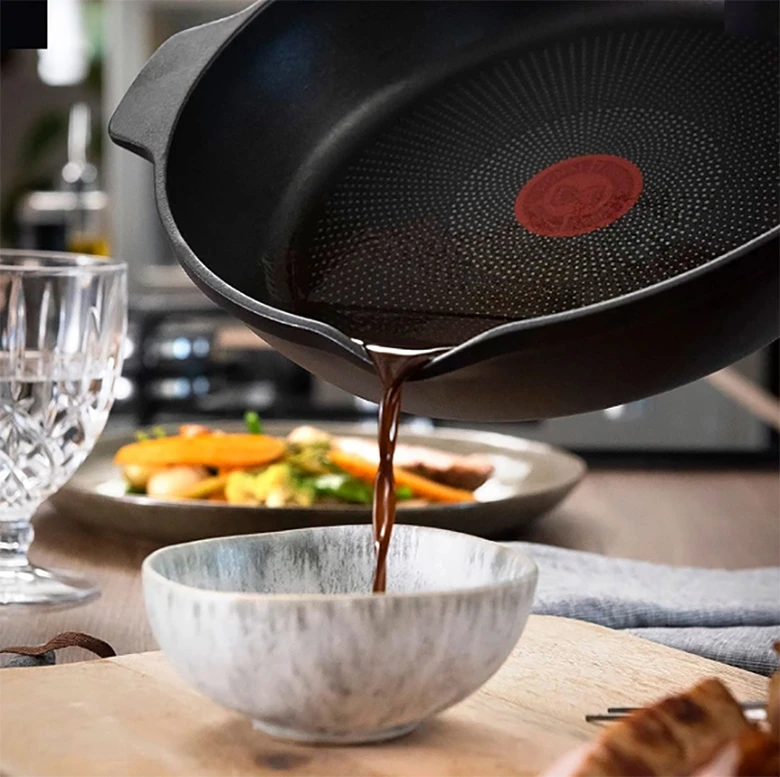 Chảo đúc cao cấp Tefal Robusto có miệng rót 28cm E2491944 
