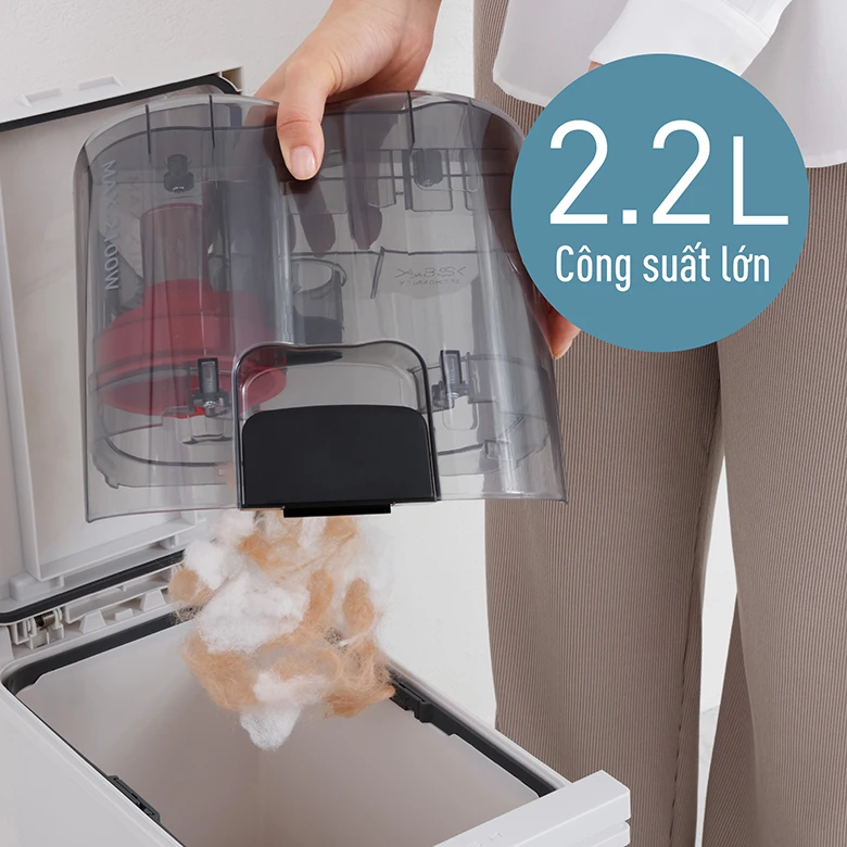 Máy hút bụi Panasonic MC-CL607RN49 có hộp chứa bụi lớn, dễ tháo lắp