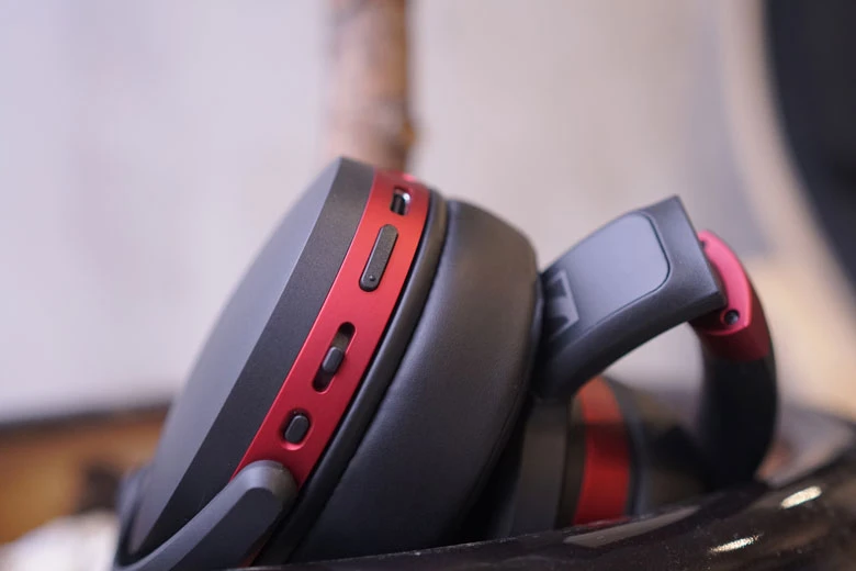 Tai nghe Sennheiser chụp tai có mic HD 458BT - Phím chức năng tiện dụng